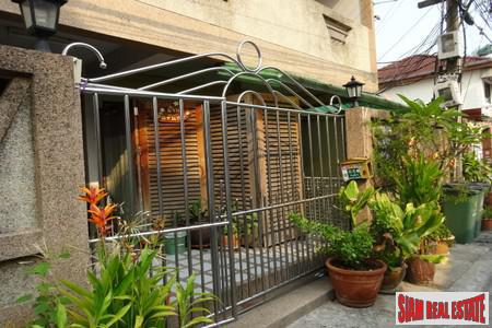 Jurdjun House | Apartment Building with Ready Investment Opportunity or Great Renovation Project at On Nut, Suan Luang-12