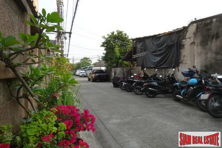 Jurdjun House | Apartment Building with Ready Investment Opportunity or Great Renovation Project at On Nut, Suan Luang-13
