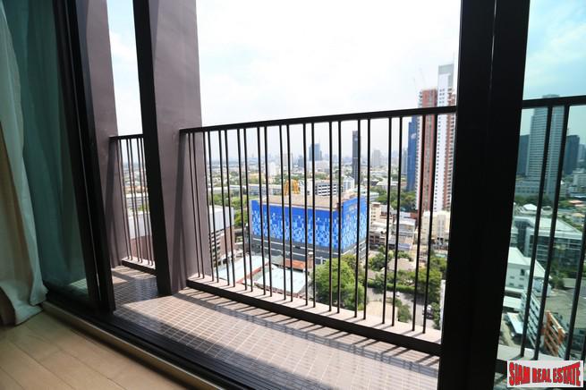 Noble Reveal Condominium | Two Bedroom Corner Condo with Wrap Around Windows and Fantastic City Views in Ekkamai-8