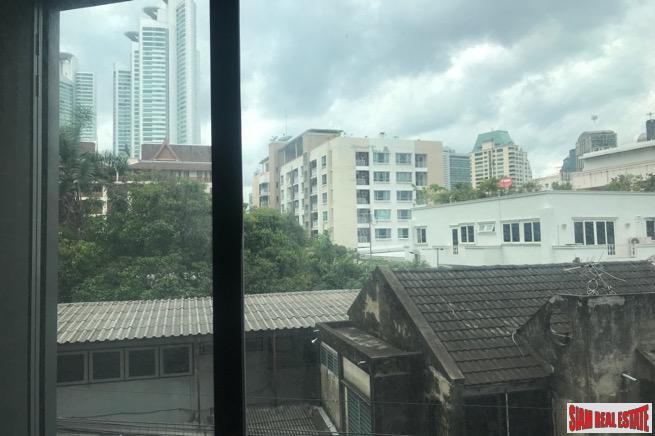 Trapezo Sukhumvit 16 | Furnished One Bedroom Condo Close to Benchakiti Park-10
