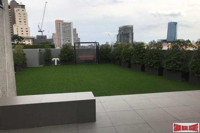 Trapezo Sukhumvit 16 | Furnished One Bedroom Condo Close to Benchakiti Park-15