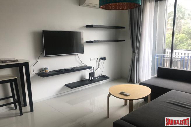 Trapezo Sukhumvit 16 | Furnished One Bedroom Condo Close to Benchakiti Park-3