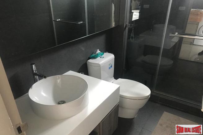 Trapezo Sukhumvit 16 | Furnished One Bedroom Condo Close to Benchakiti Park-4