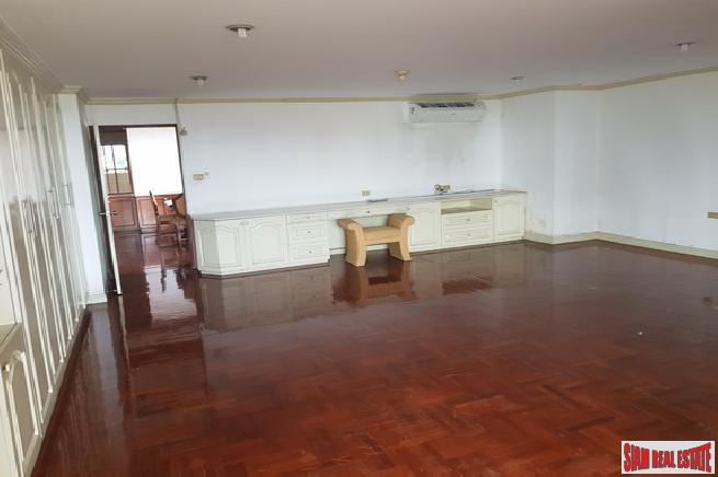 Oriental Towers Condo | Large Three Bedroom Family Condo with Pool and City Views in Ekkamai-15