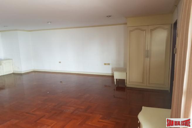 Oriental Towers Condo | Large Three Bedroom Family Condo with Pool and City Views in Ekkamai-16