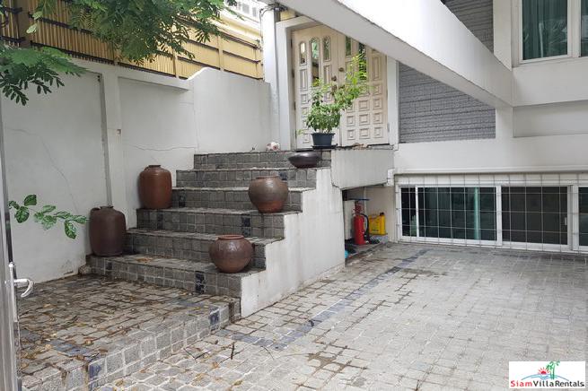 Family-Style Townhouse with Five Bedrooms in the Center of the City, Phrom Phong-28