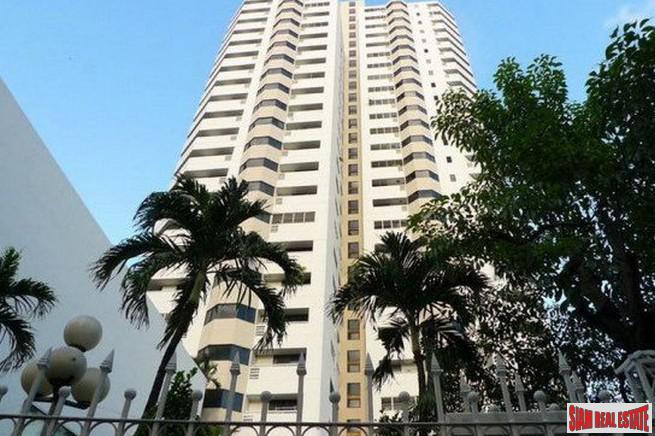 Baan Suanpetch | Spacious Family Style Two Bedroom Condo with City Views in Phrom Phong-18