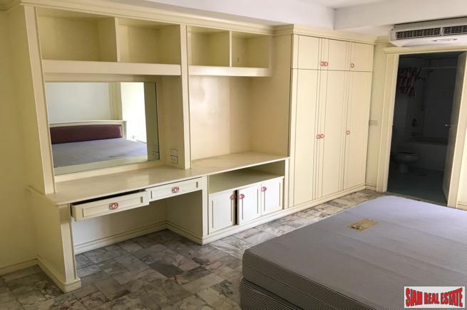 Prestige Towers | Spacious Three Bedroom Close to Transportation and Shopping in Sukhumvit-15