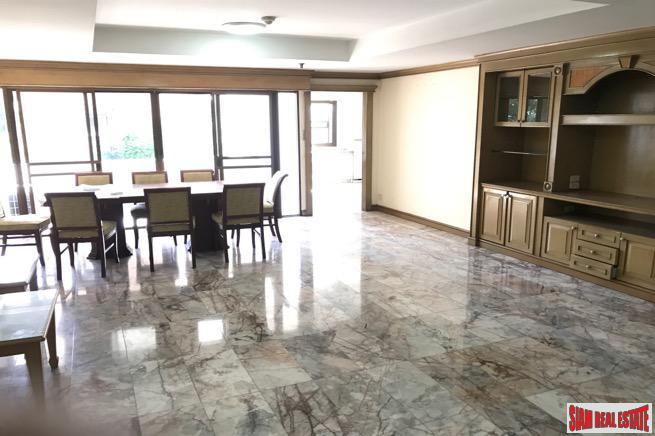 Prestige Towers | Spacious Three Bedroom Close to Transportation and Shopping in Sukhumvit-17