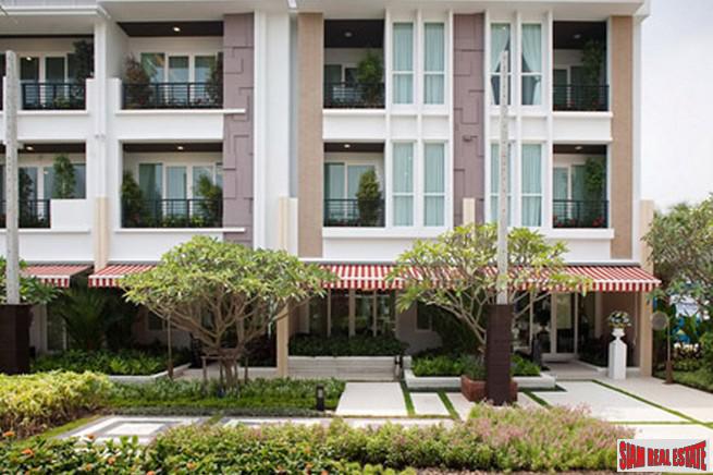 Baan Klang Muang S-Sense | Three Bedroom Three Storey Corner Home Perfect for a Family in Khwaeng Wang Thonglang-4