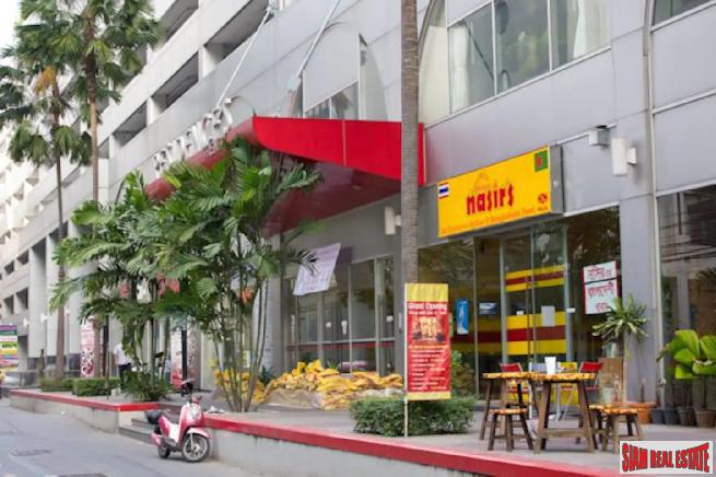 The Trendy Condo | Large One Bed Condo Near BTS Nana-11
