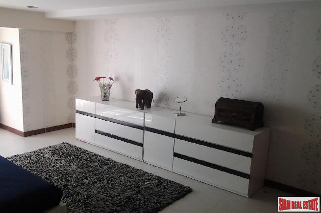 The Trendy Condo | Large One Bed Condo Near BTS Nana-6