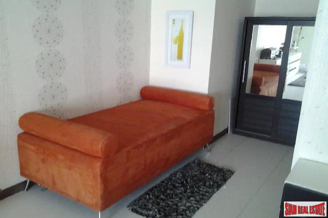 The Trendy Condo | Large One Bed Condo Near BTS Nana-8
