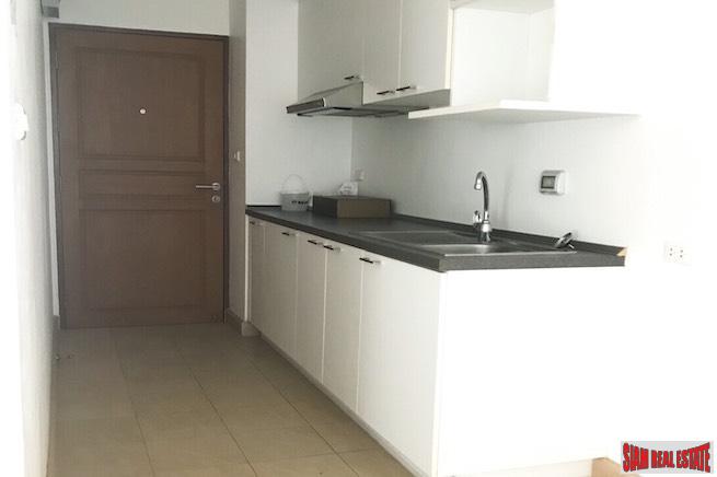 The Niche Sukhumvit 49 | Sunny One Bedroom for Sale in a Phrom Phong Low Rise Condo-1