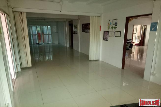 Large 5 Bed House with Private Pool near Golf Course and 5 minutes to Motorway Highway 9 at Bueng Kum - 13% Discount!-4