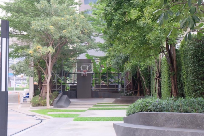 Aspire Rama 9 | Brightly Furnished One Bed Condo on 20th Floor with Closed Kitchen in Excellent Location of Rama 9-21