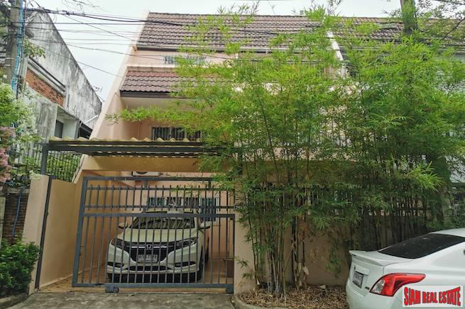 Three Storey Three Bedroom Townhouse for Sale in a Quiet Sukhumvit 39 Location