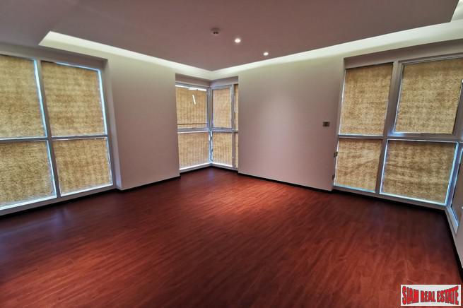 Luxury Low-Rise Freehold Residence Ready to Move in at the Exclusive Area of Ratchadamri, Lumpini - 2 Bed Plus Units-27
