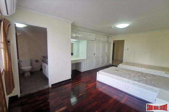 Regent on the Park 1 | Spacious Three Bedroom Condo + Maids Room + Two Balconies for Sale at Sukhumvit 26, Phrom Phong-12