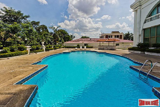 Royal Castle Pattanakarn Condominium | Large 3 Bed Condo for Sale on the 12th Floor with 270 Degree Views-22