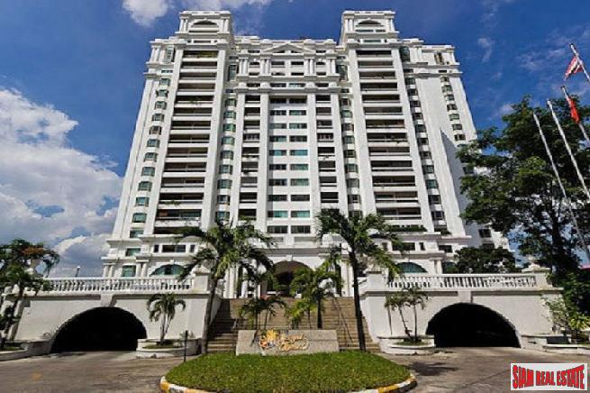 Royal Castle Pattanakarn Condominium | Large 3 Bed Condo for Sale on the 12th Floor with 270 Degree Views-23