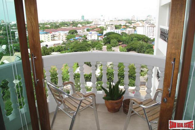 Royal Castle Pattanakarn Condominium | Large 3 Bed Condo for Sale on the 12th Floor with 270 Degree Views-5